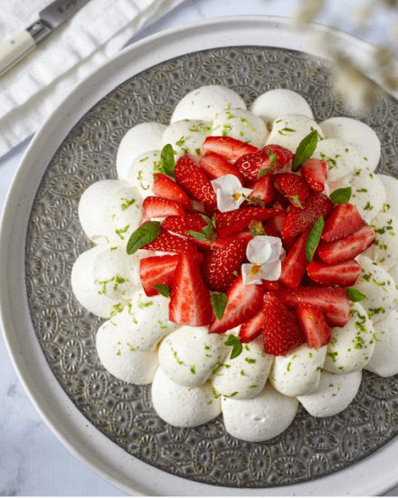 Pavlova fruit